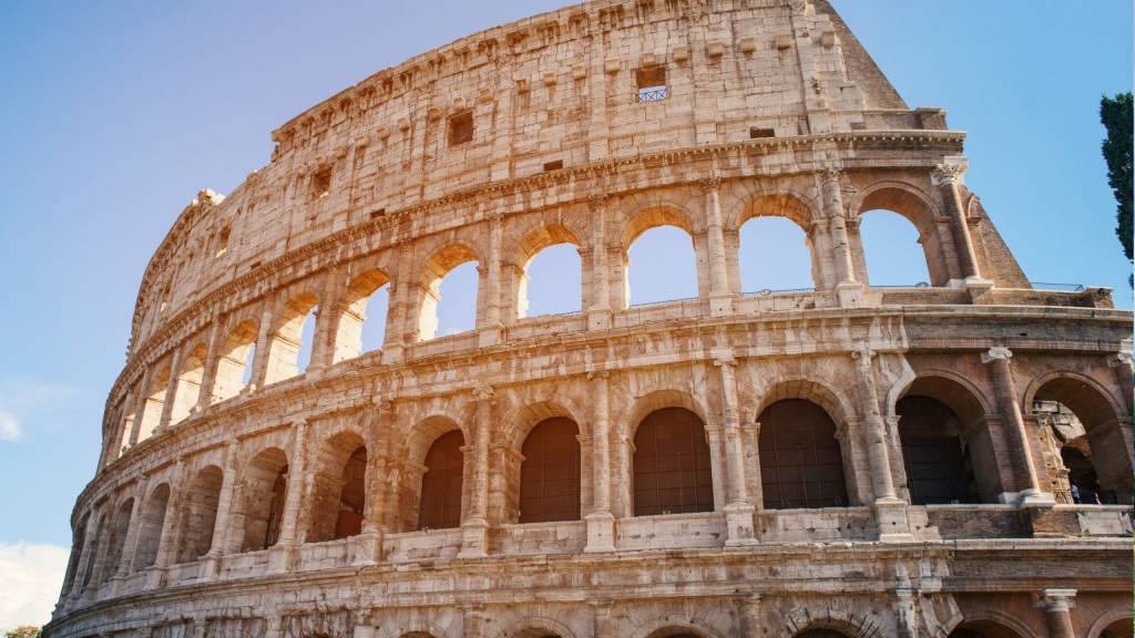 Hotel-Reyes-Rome-Background-Colosseum